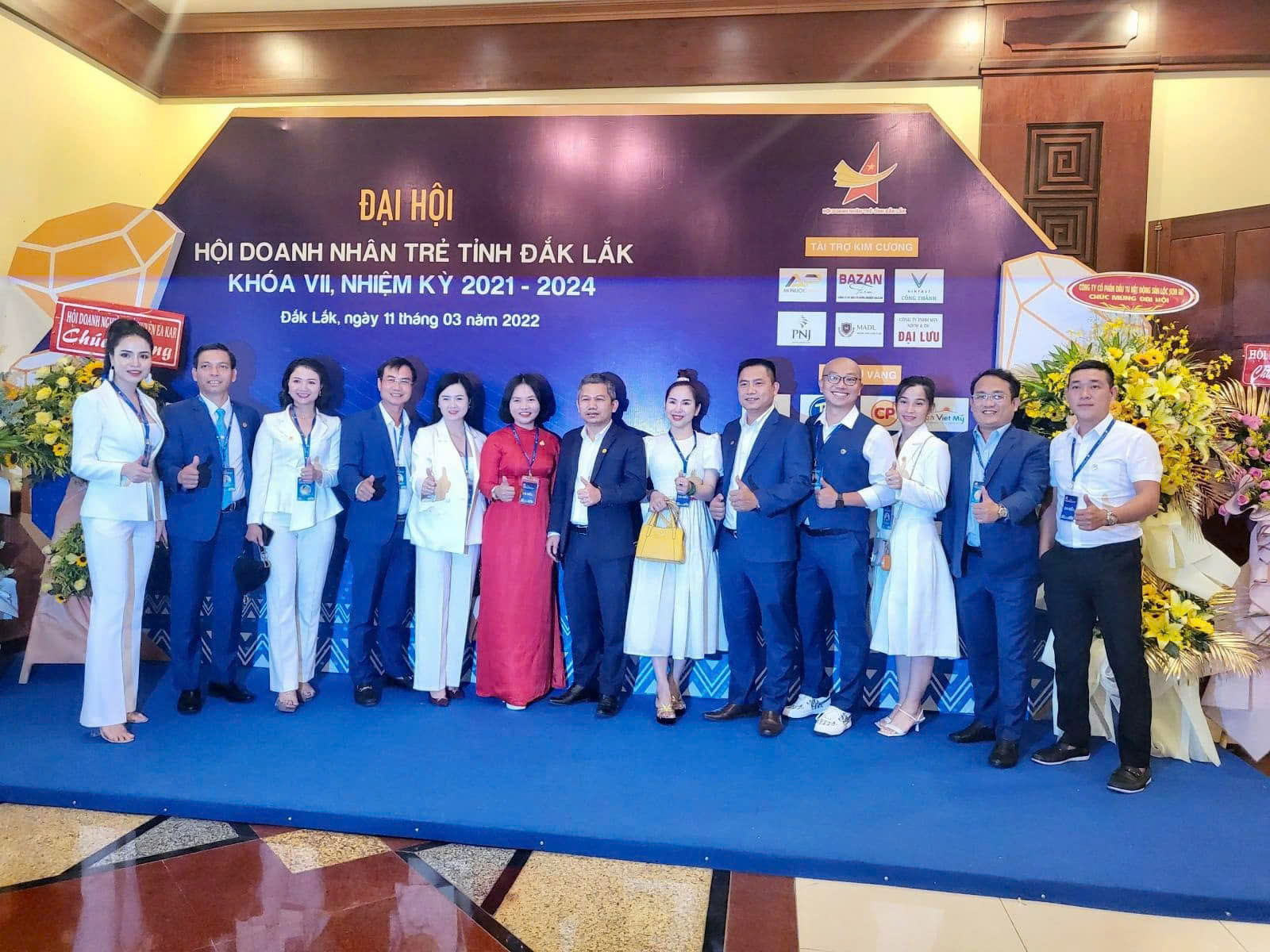 Có thể là hình ảnh về 13 người, mọi người đang đứng, trong nhà và văn bản cho biết 'HOIDOANHNGU Chúc ENEAKAR ĐẠI HỘI HỘI DOANH NHÂN TRẺ TỈNH ĐẮK LẮK KHÓA VII, NHIỆM KỲ 2021- 2024 Đấk Lắk, ngày tháng 03 năm 2022 BAZAN PNJ'