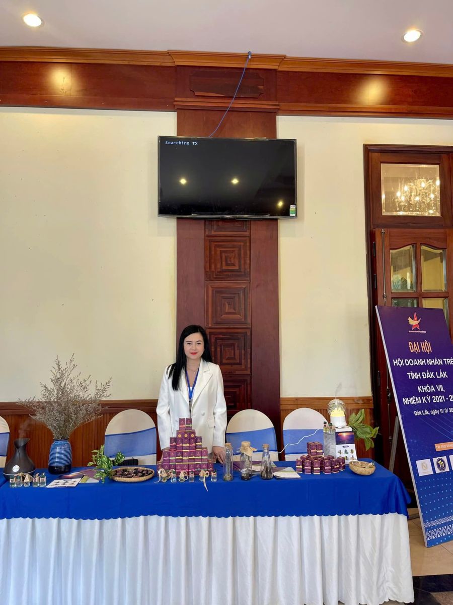 Có thể là hình ảnh về 1 người, đang đứng và trong nhà